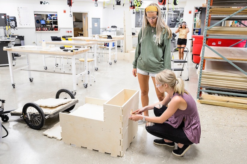 Photo of students in the UW Makerspace