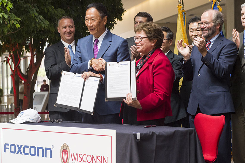 Terry Gou, Foxconn Technology Group Chairman, and UW Chancellor Rebecca Blank sign a new UW-Madison and Foxconn partnership