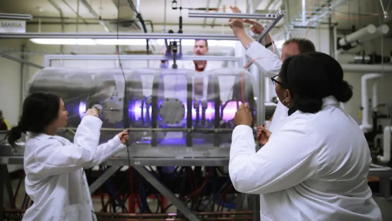 Oliver Schmitz and grad students working in lab