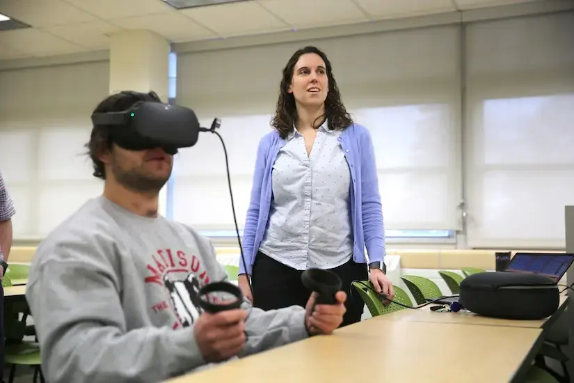 Hannah Blum and Chris Kotrotsos using virtual reality headset