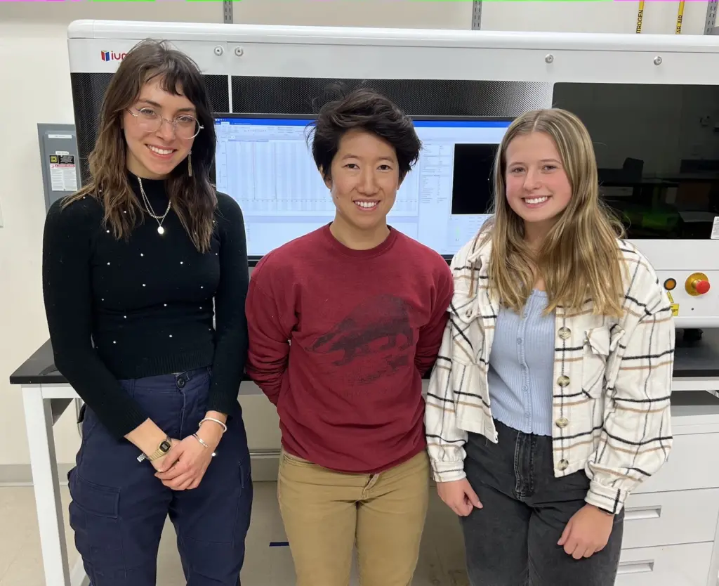 Kailee Buttice, Bonita Goh and Isabelle Baggenstoss in the lab