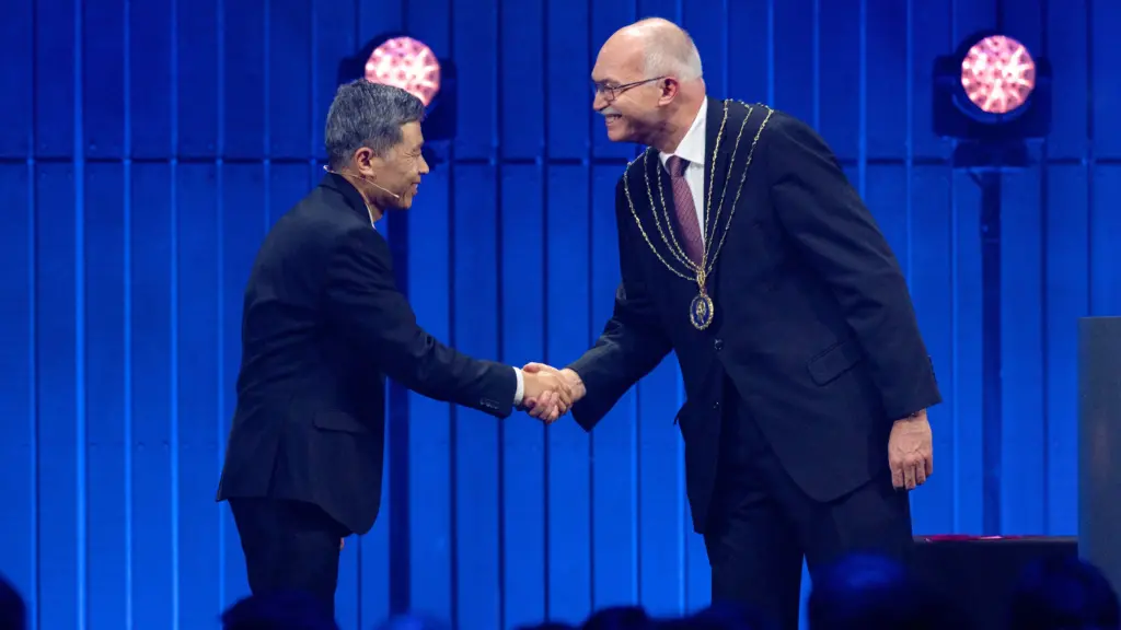 Chang-Beom Eom receives his honorary degree