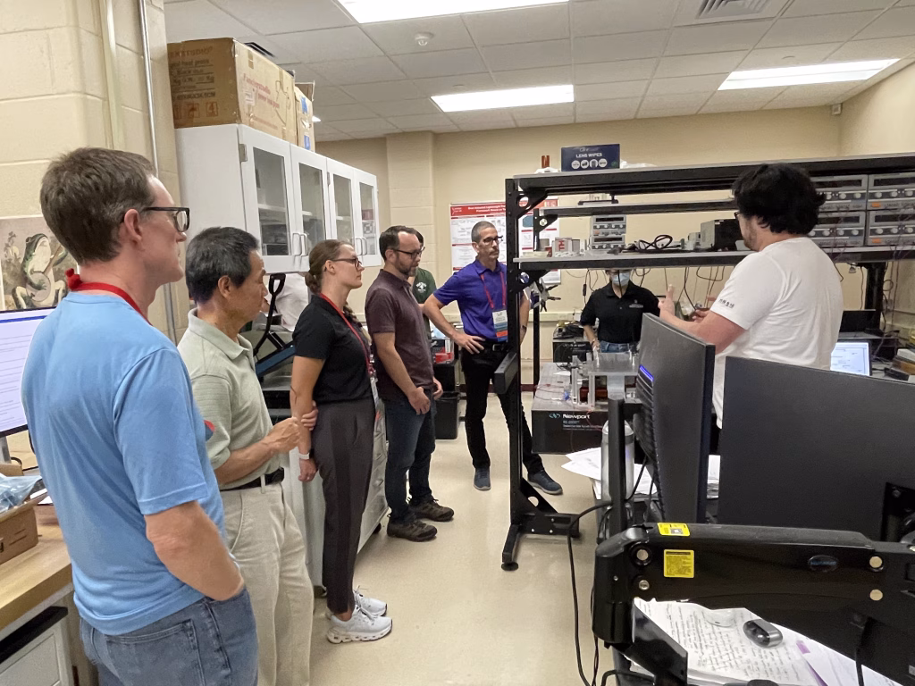 Western Digital representatives visit the lab of professor Lei Zhou